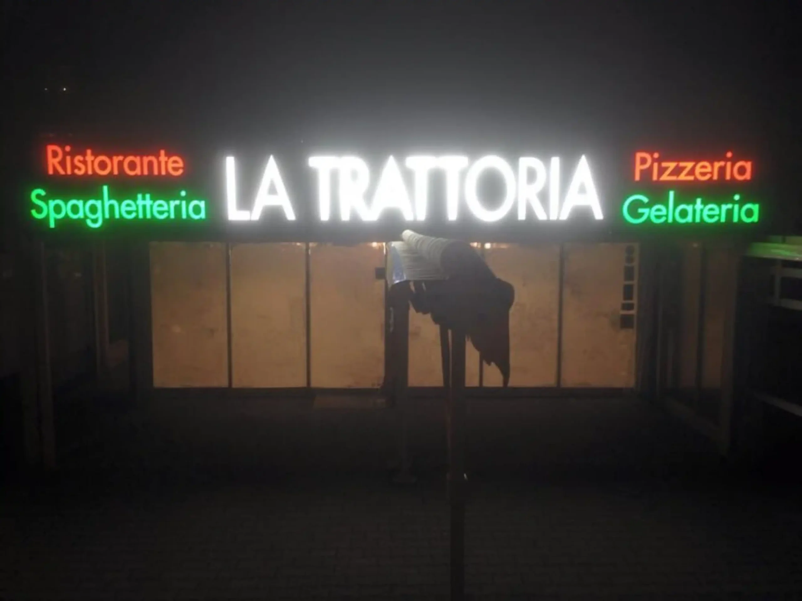 argeles-sur-mer-enseigne-lumineuse-la-trattoria-restaurant-france-neon-design-scaled-1.webp