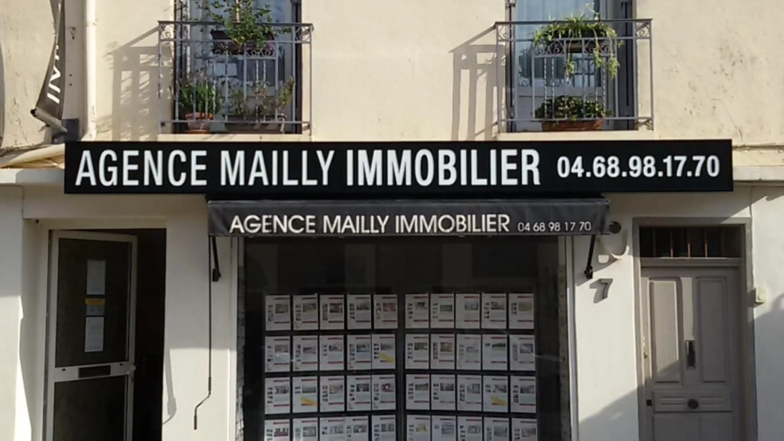 enseigne-immobiliere-caisson-lumineux-agence-mailly-immobilier-perpignan-scaled-1.webp