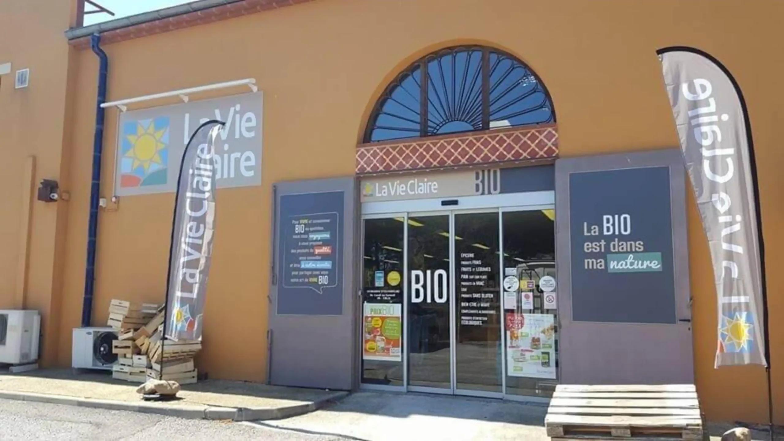 france-neon-design-impression-numerique-la-vie-claire-magasin-scaled-1