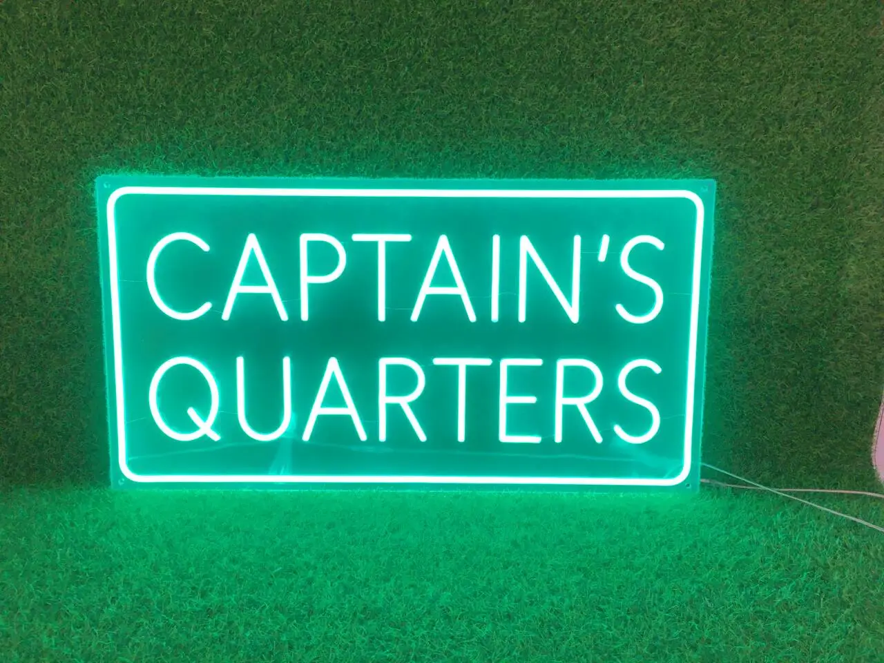 neon-led-captains-quarters-enseigne-personnalisee-france-neon-design